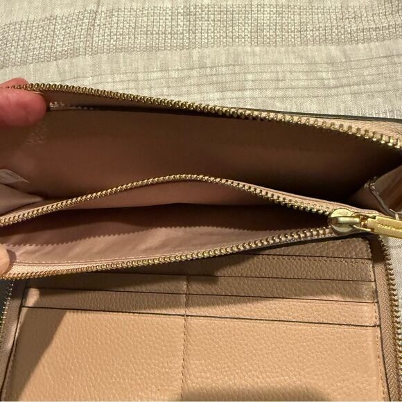 Tory Burch Beige Pebbled Leather Wallet with Gold Logo - Picture 6 of 15